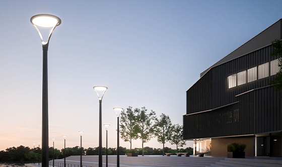 Iluminación cuadrada y acera